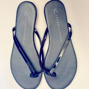 These LC Lauren Conrad flip flop sandals are a size 6 and Navy Blue.